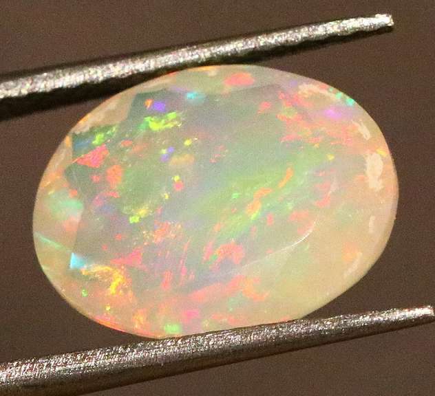 Wonderful glittering 2.05ct faceted Jelly Opal