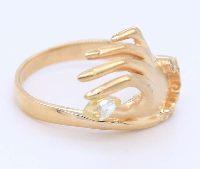Fantastic 18kt Hand Holding Marquise Diamond Ring