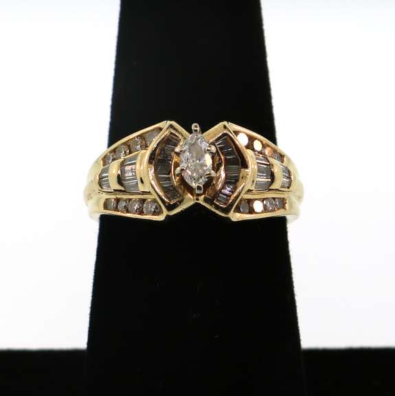Exceptional 14kt Yellow Gold Marquise Diamond Ring