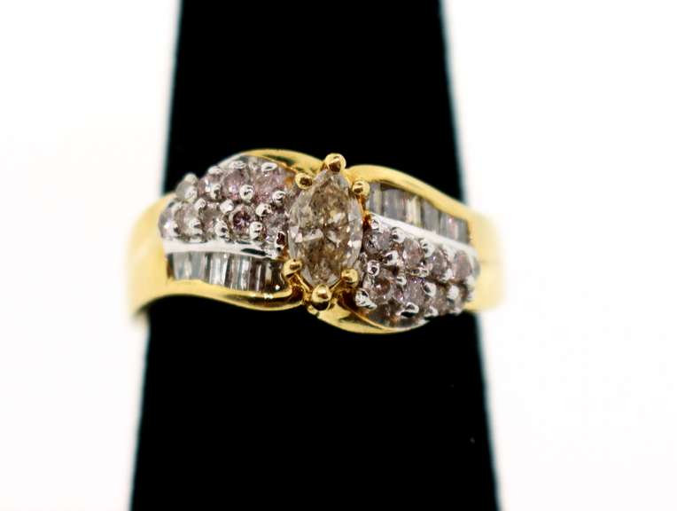 Impressive 18k Gold Diamond Ring with Side Clusters