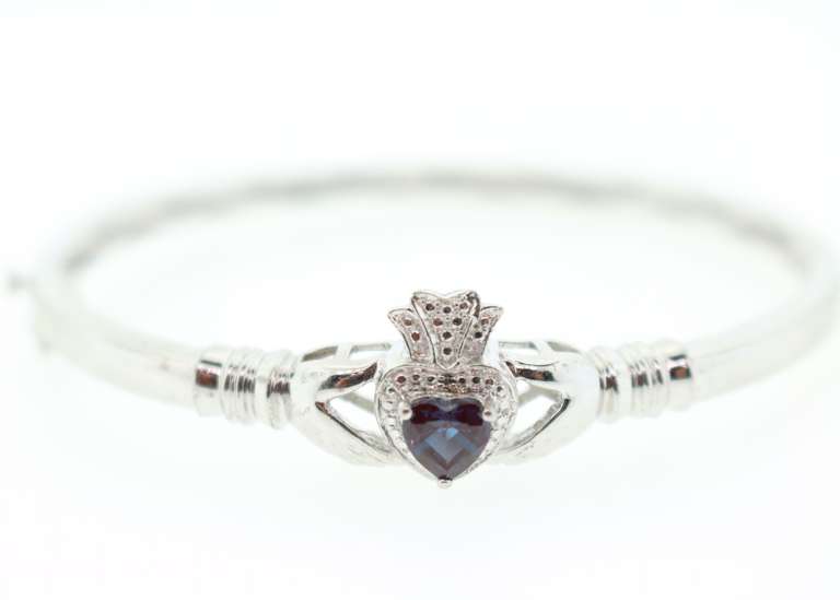 18k white gold bangle with hear shaped amethyst