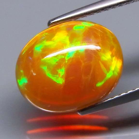 Gorgeous 2.56ct bi-colored Welo Opal