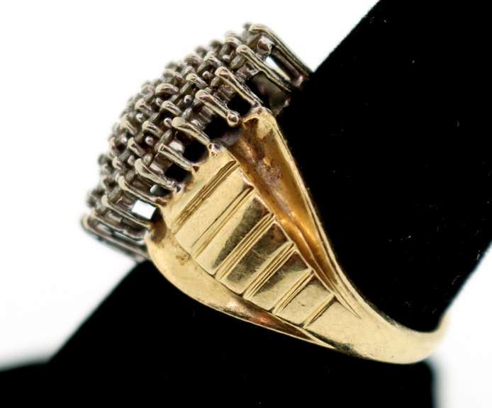 Enrapturing Oval Diamond Cluster Ring with 10k Gold