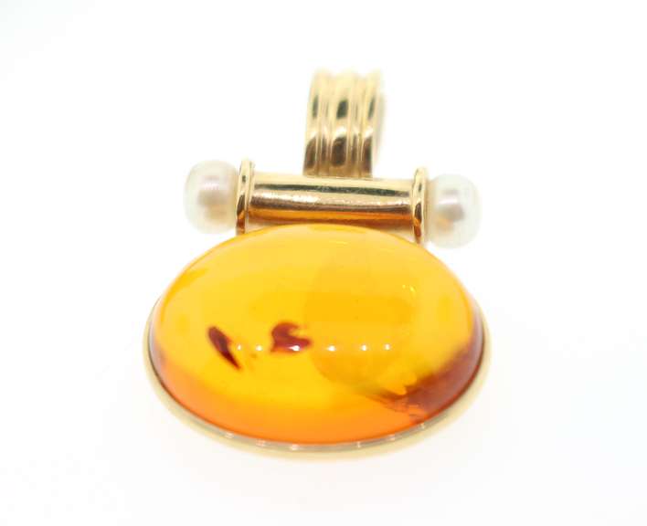 STUNNING AMBER SET IN 14KT YELLOW GOLD