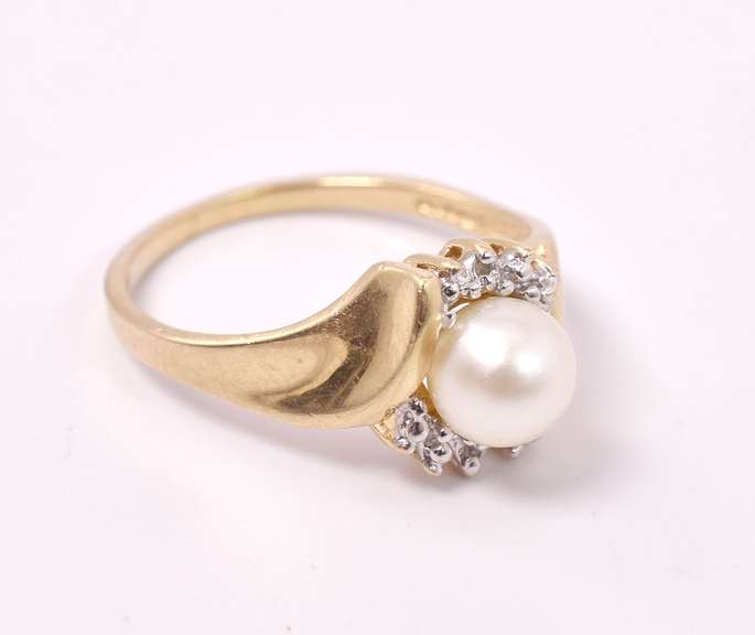 Lovely Pearl Ring in Gold
