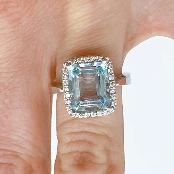 Beautiful 14kt Gold, Aquamarine, & Diamond Cocktail Ring