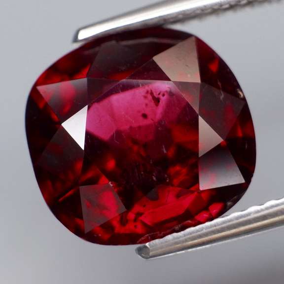 Simply lovely 4.99ct violet pink Rhodolite Garnet