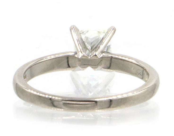 Impressive 18kt White Gold Princess Diamond Enaggement Ring