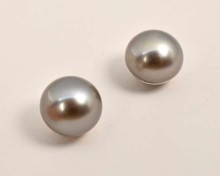 Lovely Silver Gray Pearl Stud Earrings