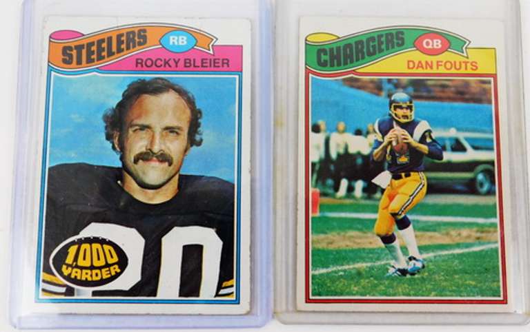 2 Topps 1977 Football Cards