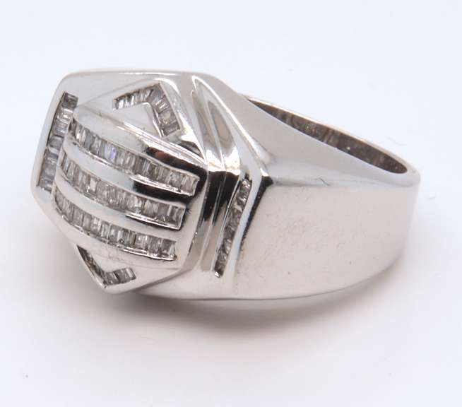 14K WHITE GOLD DIAMOND RING