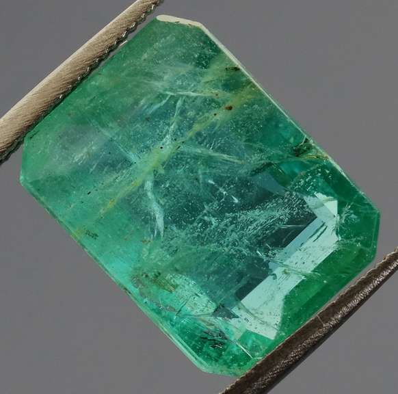 Outstanding color! 5.33ct top green Colombian Emerald