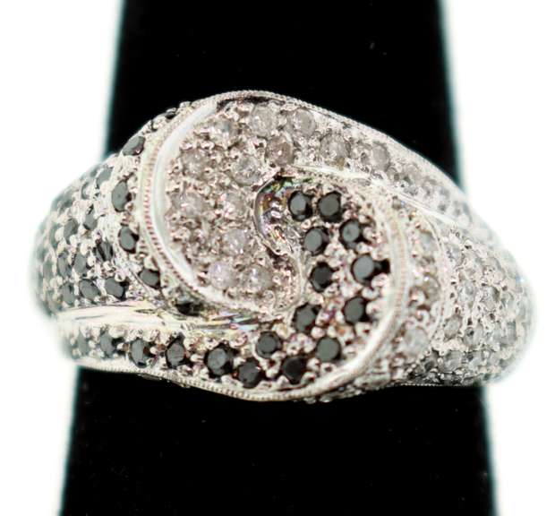 Elegant Black & White Diamond Ring in 14kt Gold