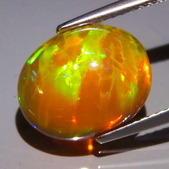Gorgeous 2.56ct bi-colored Welo Opal