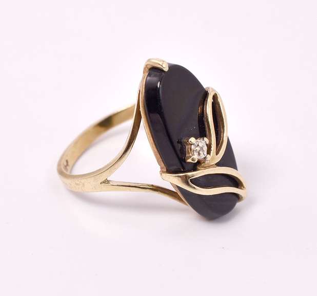 Vintage Ladies Black Onyx Ring in Gold