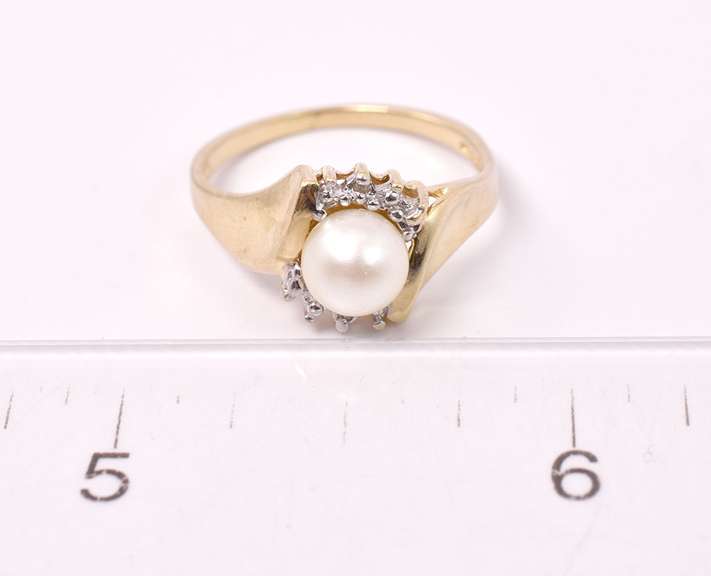 Lovely Pearl Ring in Gold