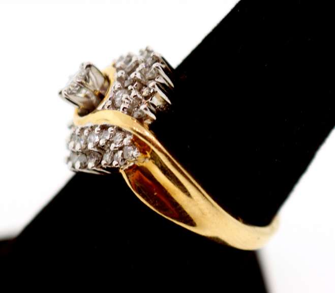 Ladies 14kt Yellow Gold Diamond Cluster Ring