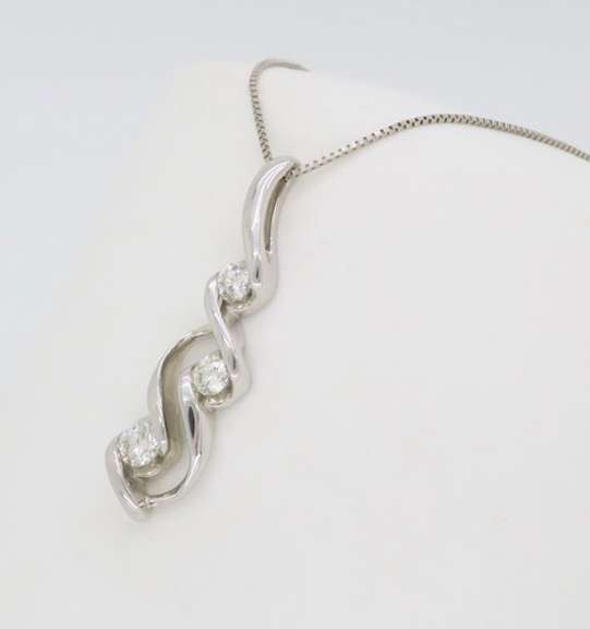 Infinity Design Diamond Pendant Necklace