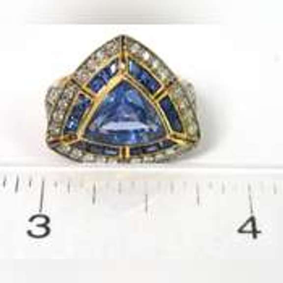 Breathtaking Sapphire & Diamond Ring in 18KT Yellow Gold