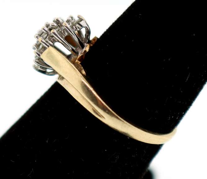 Lovely 10k Gold Diamond Cluster Ring