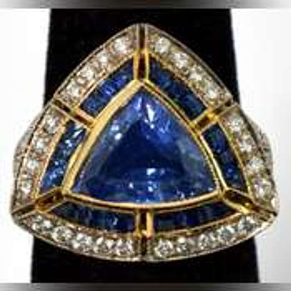 Breathtaking Sapphire & Diamond Ring in 18KT Yellow Gold