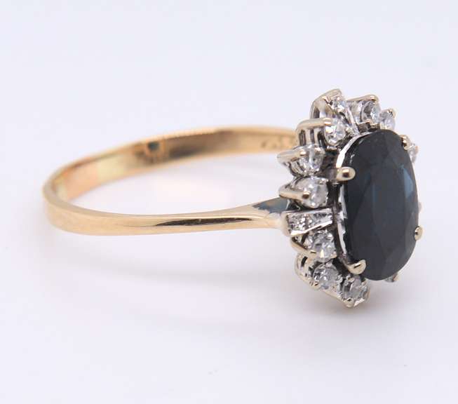 Attractive Sapphire and Diamond Yellow Gold Ring