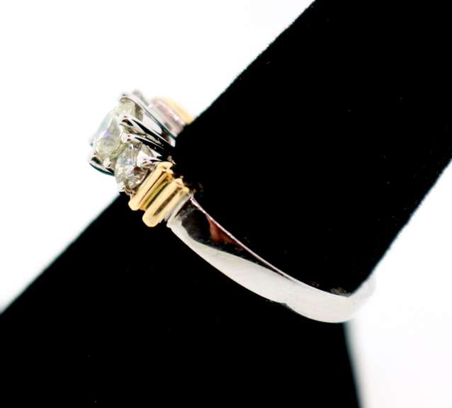 LADIES 14K GOLD AND DIAMOND RING 1.00 CARAT