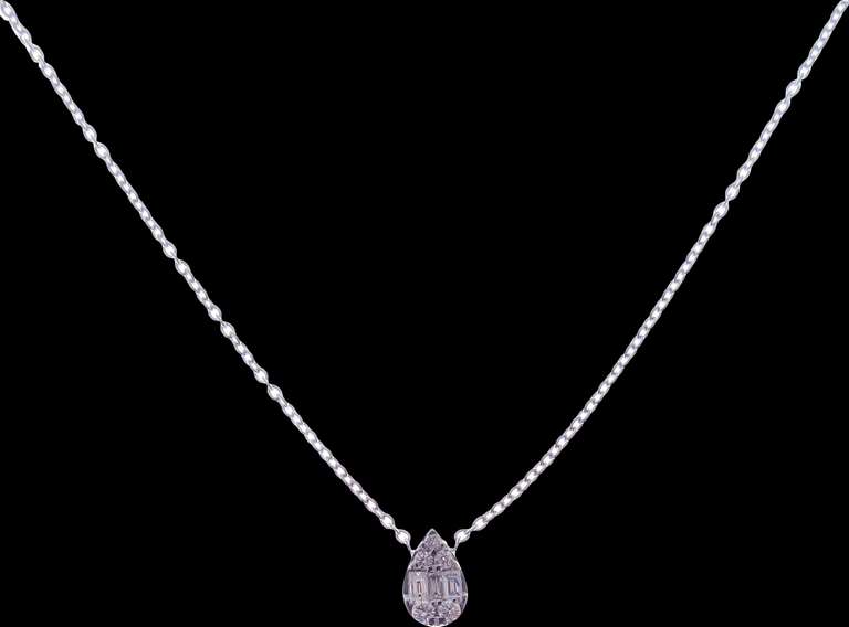 Feminine 18kt White Gold Necklace With Pear Shaped Diamond Pendant