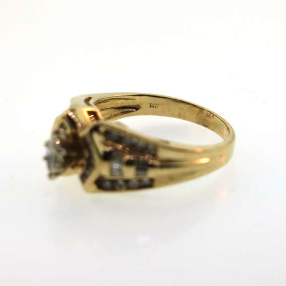 Exceptional 14kt Yellow Gold Marquise Diamond Ring