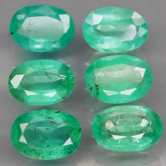 Vivid! Top green 4.63ct Colombian Emerald set