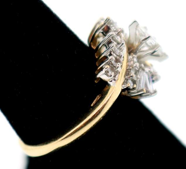 Ladies 14k gold diamond ring