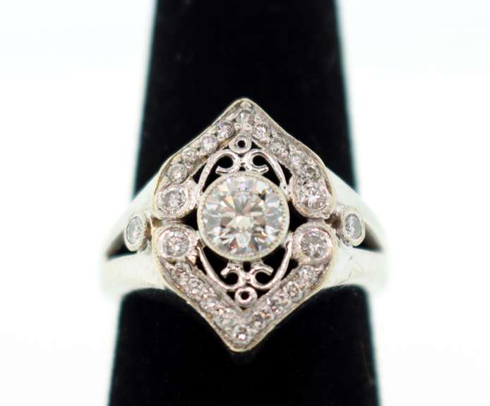 LADIES 14 KT WHITE GOLD ANTIQUE STYLE DIAMOND RING.