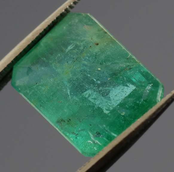 Outstanding color! 5.33ct top green Colombian Emerald