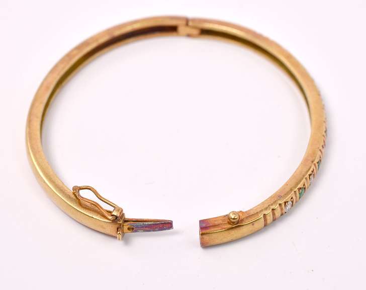 Elegant Emerald and Diamond Bracelet in 18K Yellow Gold