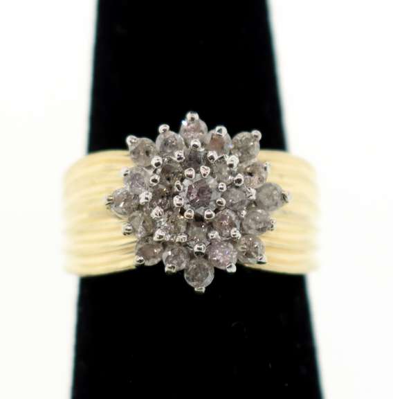 Lovely 10k Gold Floral Diamond Ring