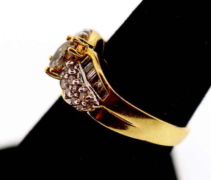 Impressive 18k Gold Diamond Ring with Side Clusters