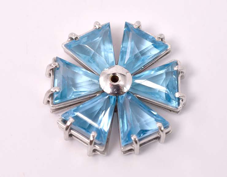 Blue Topaz Flower Pendant, 18KT