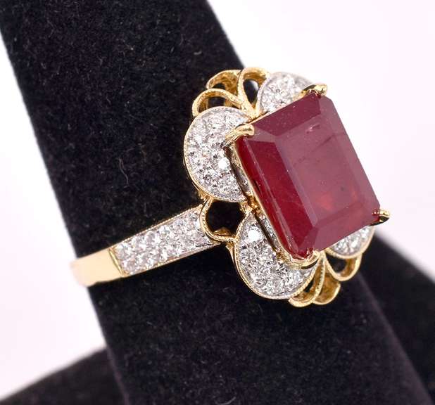 Stunning Ruby & Diamond Ring, 18KT