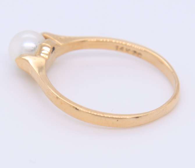 Lovely Yellow Gold Pearl Ring