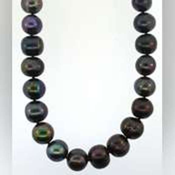 Lovely ladies fresh water pearl necklace