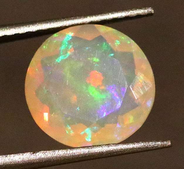 Captivating 1.52ct fully natural Welo Opal solitaire