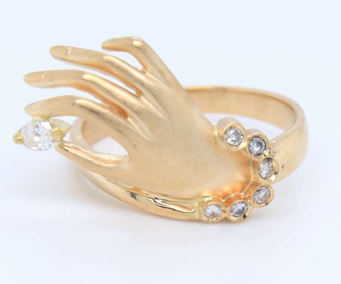 Fantastic 18kt Hand Holding Marquise Diamond Ring