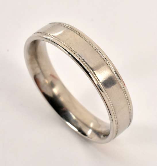 Tasteful Comfort Fit Platinum Wedding Band