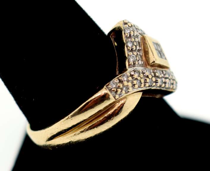 Geometric Diamond Crusted Ring with 10k Gold