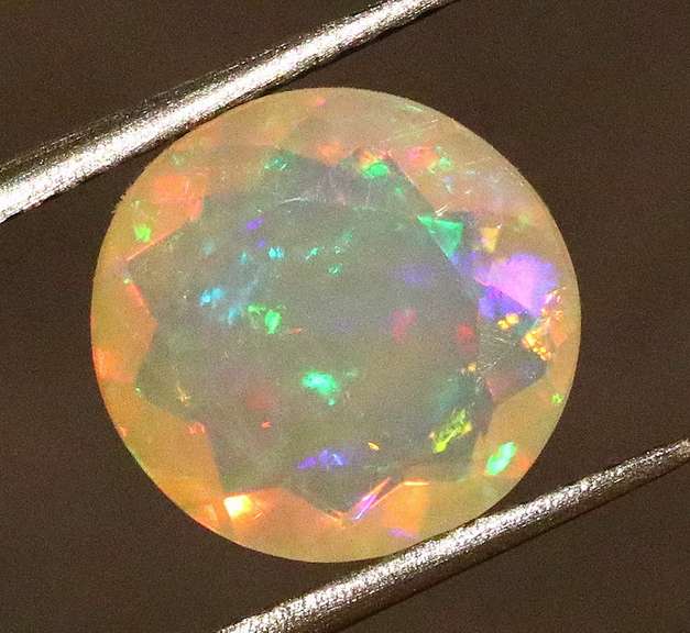 Captivating 1.52ct fully natural Welo Opal solitaire