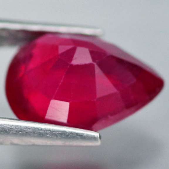 Top red! 3ct pear cut Ruby center stone
