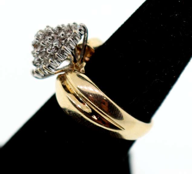 Gorgeous 10k Gold Diamond Cluster Ring