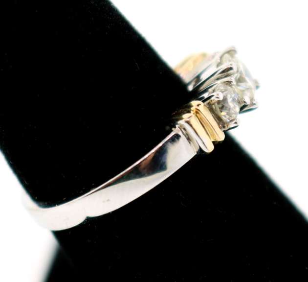 LADIES 14K GOLD AND DIAMOND RING 1.00 CARAT