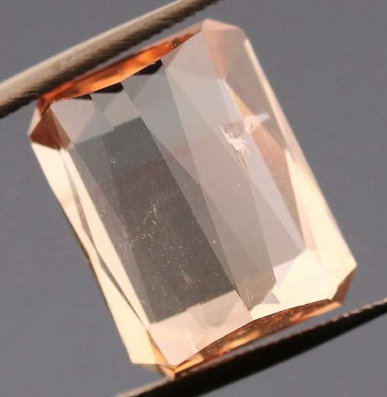 Bi-color! Peach to platinum! 7.05ct natural Tourmaline!