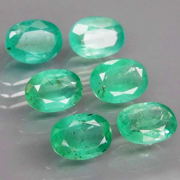 Vivid! Top green 4.63ct Colombian Emerald set